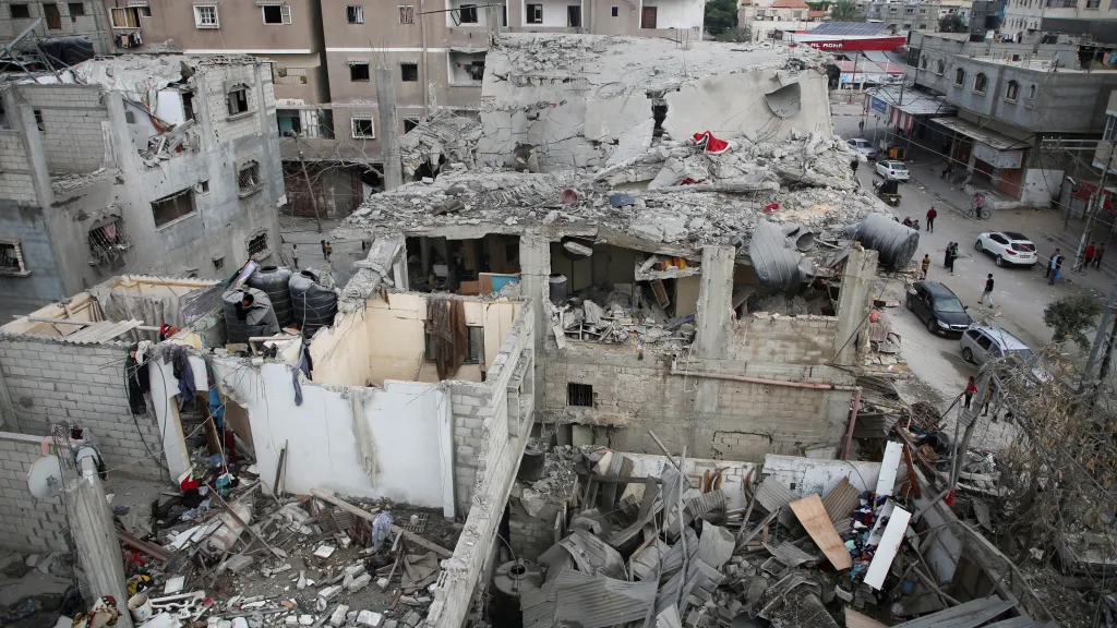 Následky izraelského útoku v Rafahu