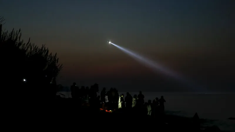 Vrtulník Frontexu přelétá nad vyloděnými uprchlíky