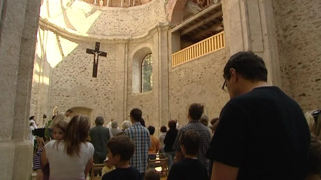Interiér kostela v Neratově