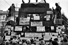Jakeše do koše! Havel na Hrad! Plakáty a hesla byly nedílnou součástí revolučního nadšení
