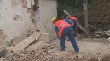 Dělníci odstraňují poslední zbytky domu