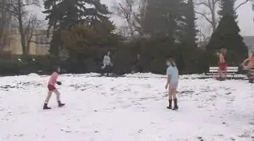 Děti se otužují každý den o velké přestávce