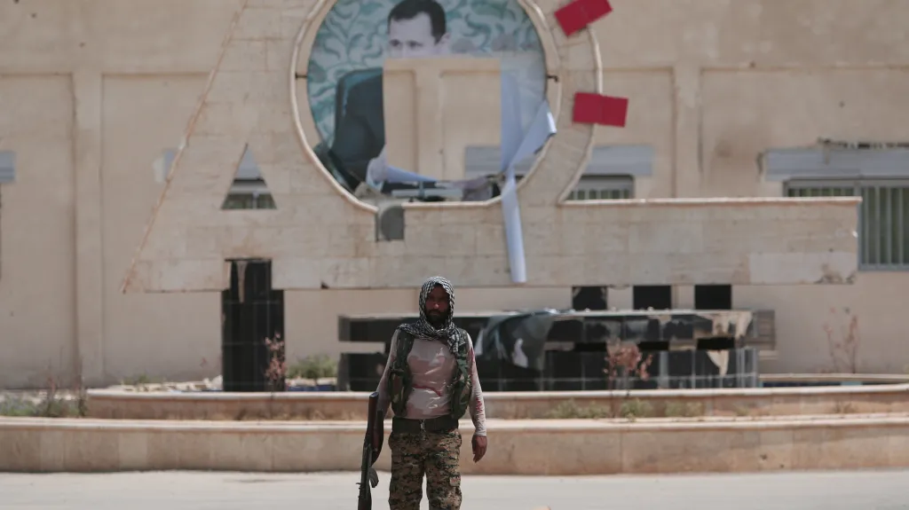 Kurdský bojovník ve městě Hasaká