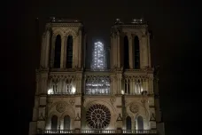 Francouzi odmítají v oknech katedrály Notre-Dame moderní vitráže