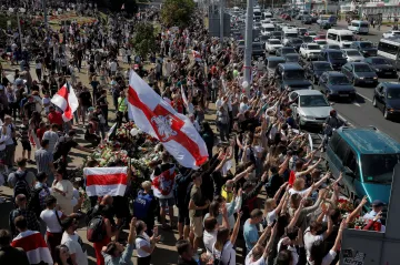 Bělorusové demonstrovali sedmý den, přidalo se několik výsadkářů. Lukašenko mluvil s Putinem