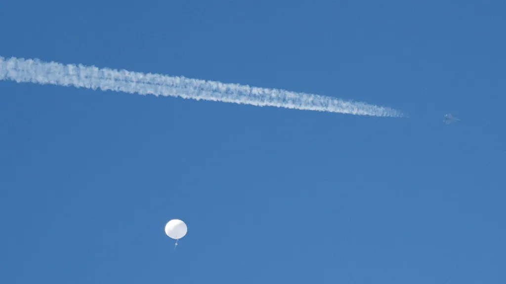 Americké letadlo letí kolem podezřelého čínského balonu (snímek je ze 4. února)