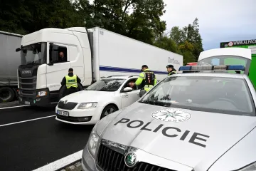 Vláda by mohla zvýšit plat policistům, hasičům i vojákům