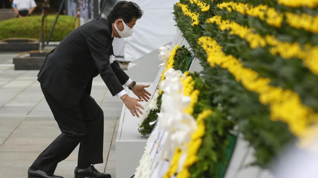 Japonský premiér Šinzó Abe na pietní akci