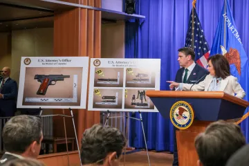 Obviněný z útoku při večeři novinářů s Trumpem souhlasí, že zůstane ve vazbě