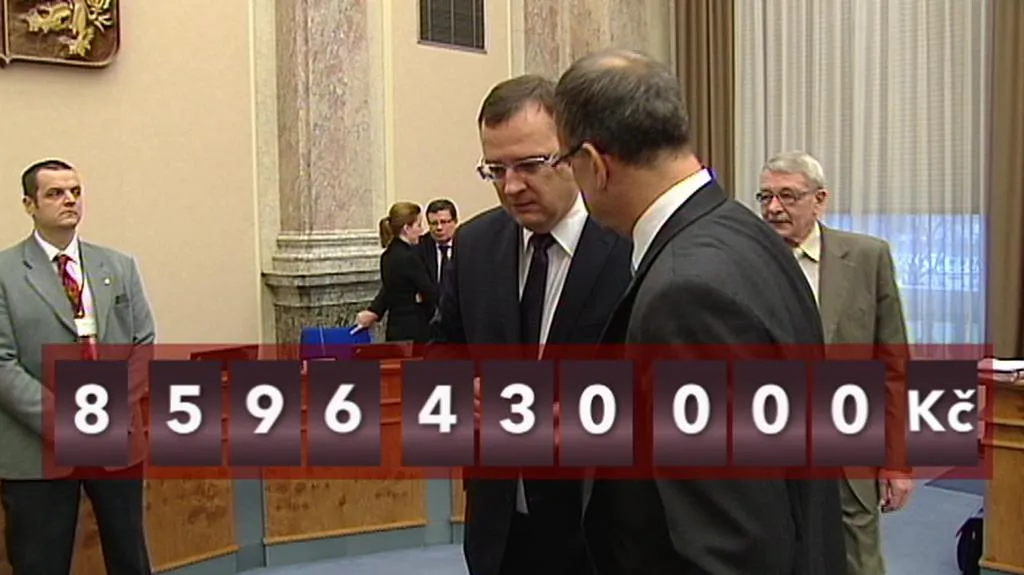 Částka, kterou měli ministři v roce 2014 ušetřit