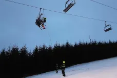 U sjezdovky v Lukách nad Jihlavou se zasekla lanovka s 28 lyžaři, na zem je dostali hasiči