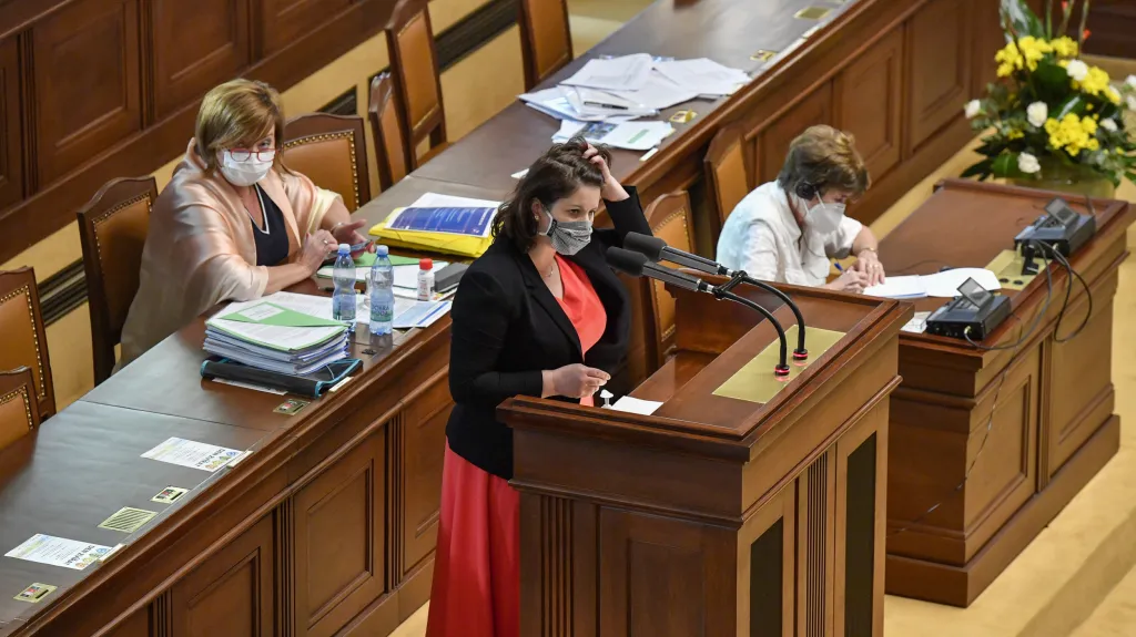 Ministryně práce a sociálních věcí Jana Maláčová (uprostřed) a ministryně financí Alena Schillerová (vlevo)
