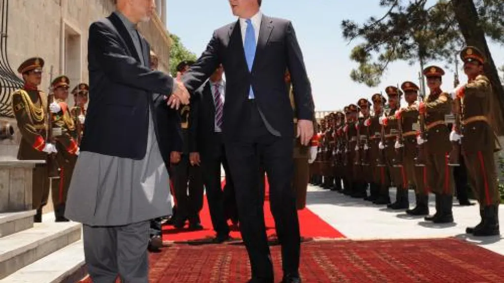 Prezident Karzáí vítá britského premiéra