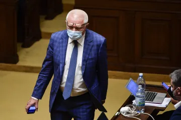 Faltýnek podle Babiše překročil své pravomoci. Odmítl ale spekulace o ovlivnění nákupu testovacích přístrojů