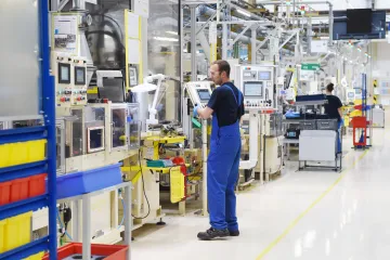 Průmysl a stavební výroba v červenci zpomalily růst, zahraniční obchod je ve schodku