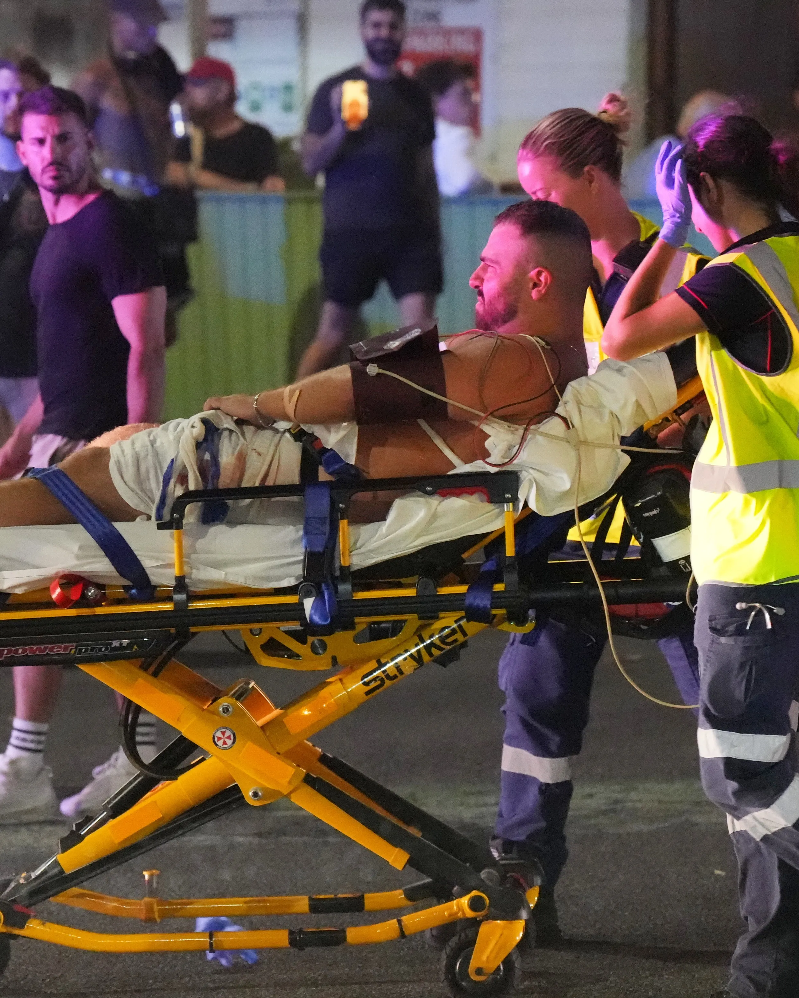 Při útoku na pláži v Sydney zemřelo jedenáct lidí