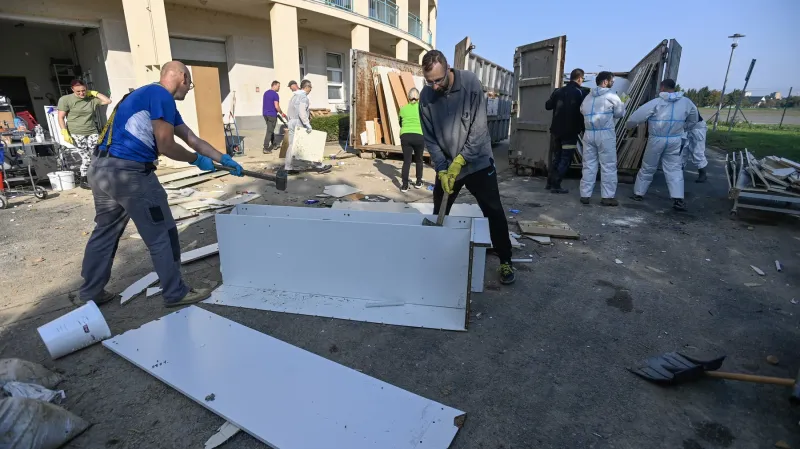 Likvidace následků povodně v domově pro seniory ve Vážanech