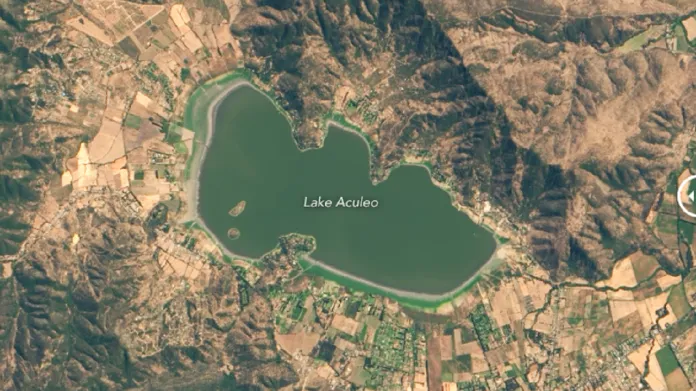 Satelitní snímky jezera Laguna de Aculeo: vlevo únor 2014, vpravo březen 2019