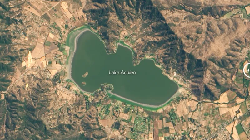 Satelitní snímky jezera Laguna de Aculeo: vlevo únor 2014, vpravo březen 2019