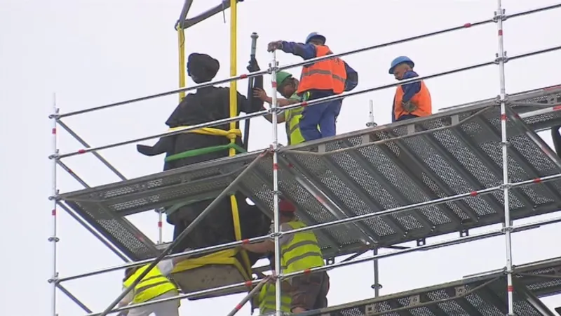 Bez komentáře: Dělníci sundali z balustrády Národního muzea sochy živlů