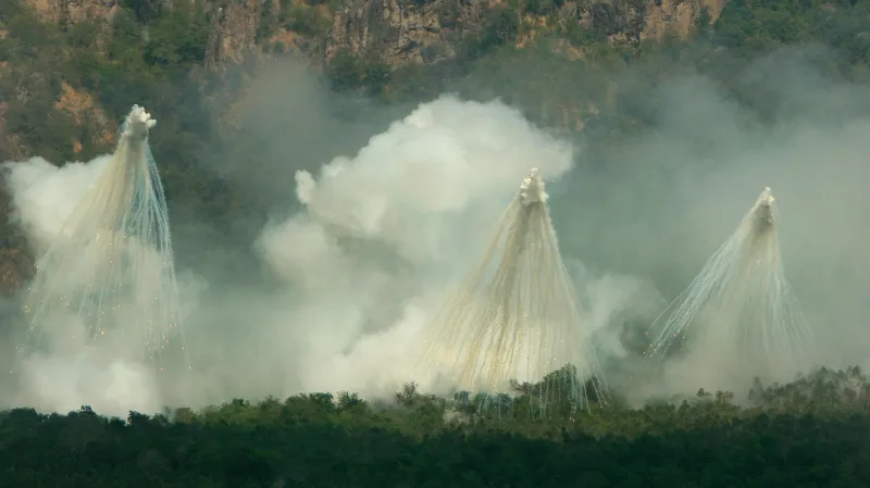 Kouřová clona vzniklá hořením bílého fosforu