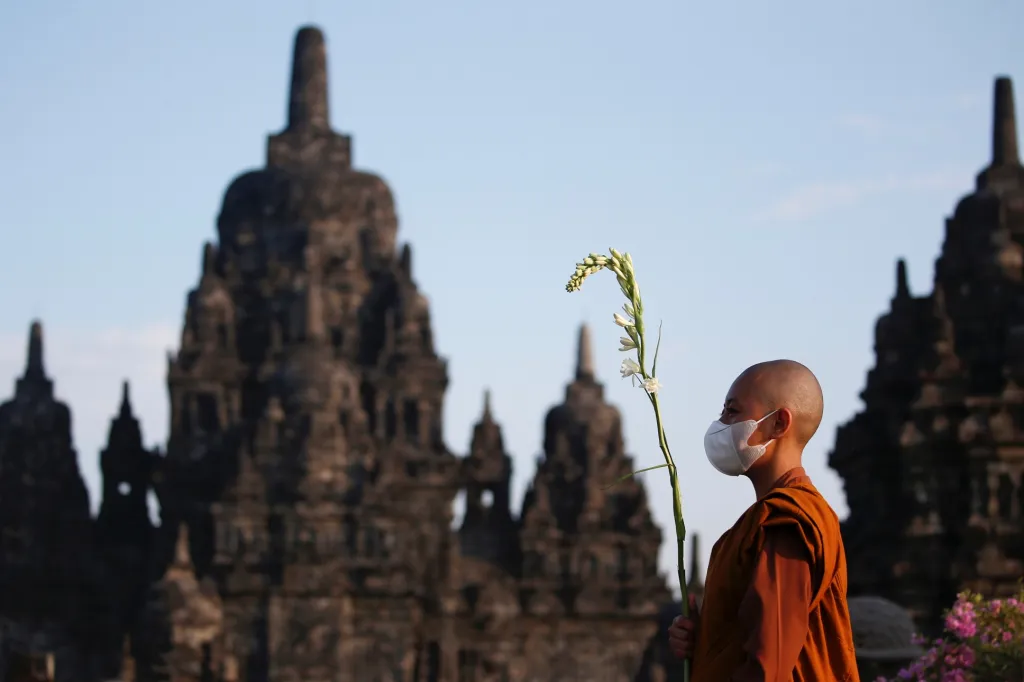 Oslavy buddhistického svátku Vesak v chrámovém komplexu Wat Phra Dhammakaya kousek od Bangkoku
