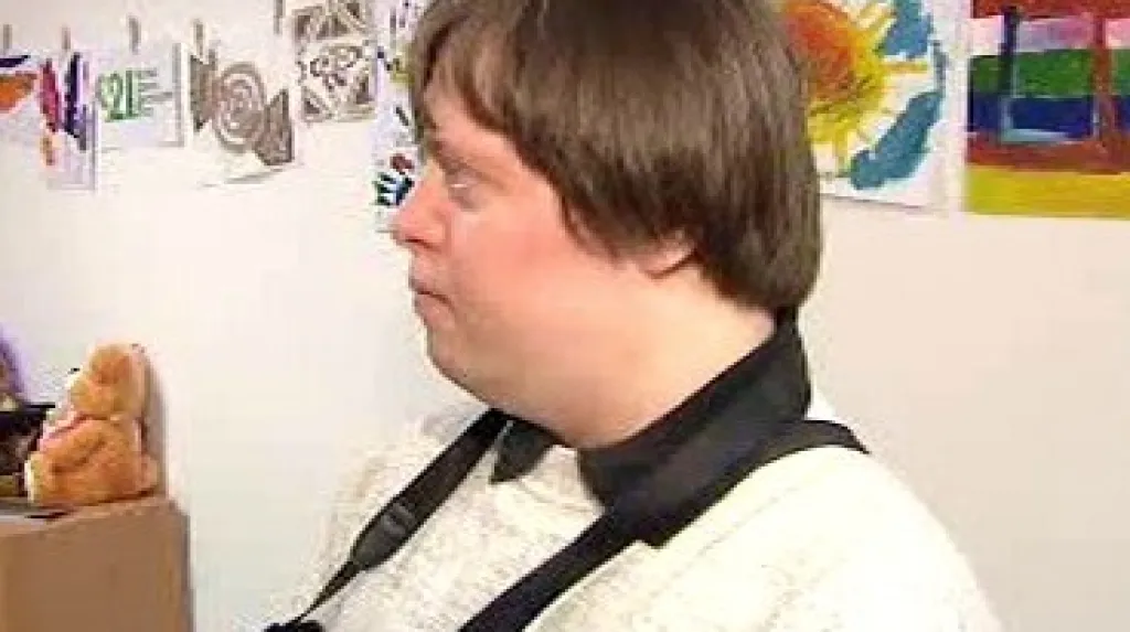 Mladík postižený Downovým syndromem