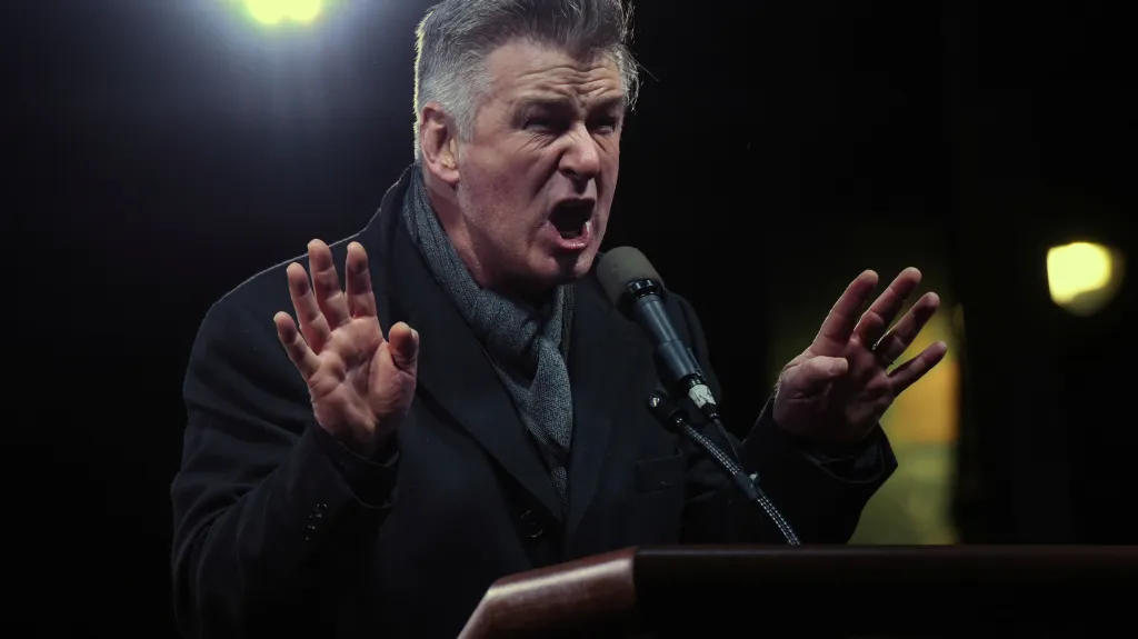 Herec Alec Baldwin předvádí parodii na Donalda Trumpa