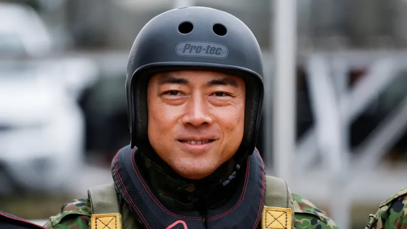 Japonský ministr obrany Šindžiro Koizumi (na lednovém tréninku parašutistů)