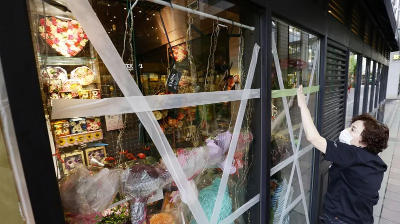 Majitelé obchodů se připravují na příchod tajfunu