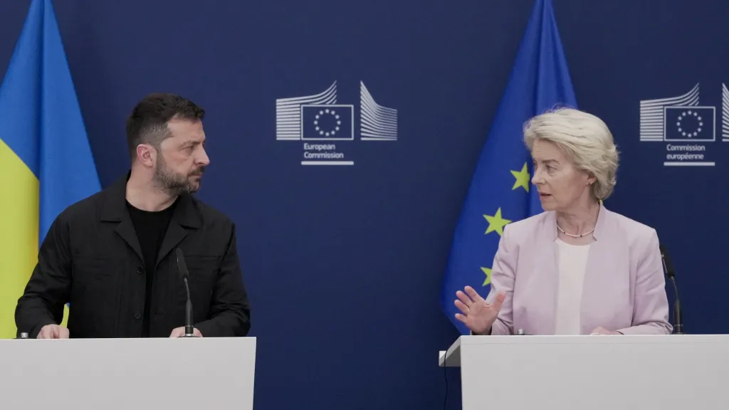Volodymyr Zelenskyj a Ursula von der Leyenová na tiskové konferenci v Bruselu