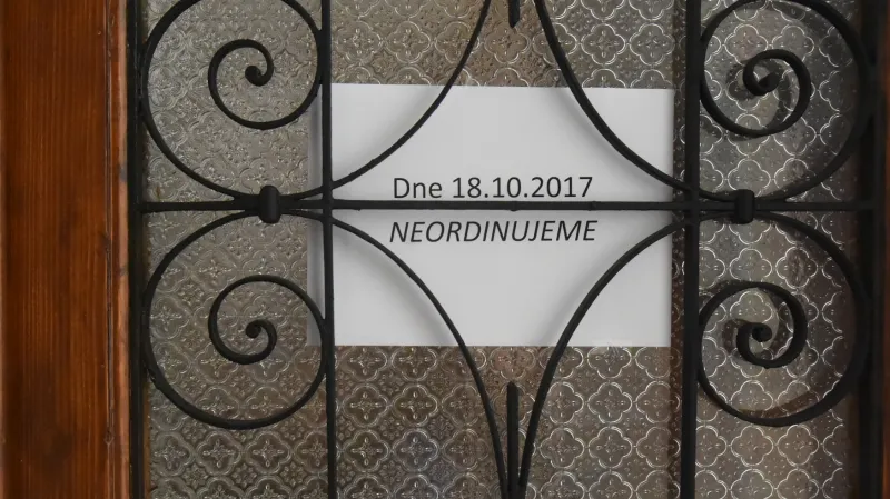 Upozornění pro pacienty na dveřích jedné z ostravských ordinací