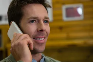 Volání do Evropské unie zlevňuje. Operátoři musí ceny srazit nejpozději do středy