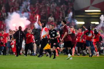 Reportéři ČT zjišťovali, proč fotbalové kluby nedokáží zajistit zákaz pyrotechniky