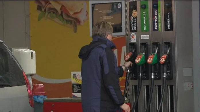 Ceny benzinu klesají pod 34 korun za litr
