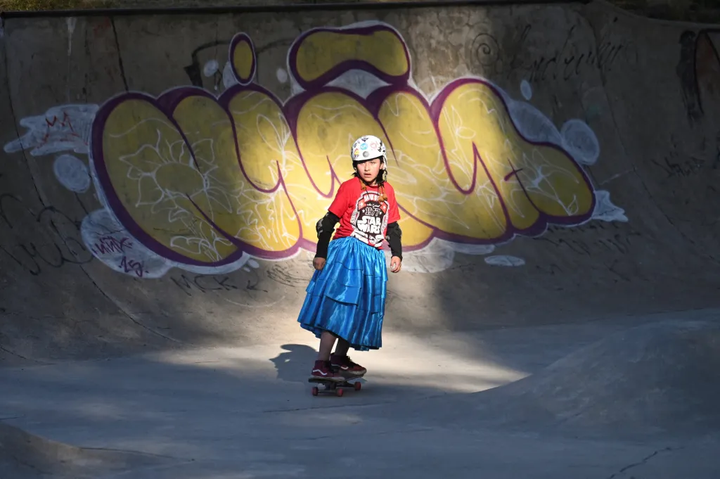 Bolivijské „cholitas“ předvádí své schopnosti na skateboardu