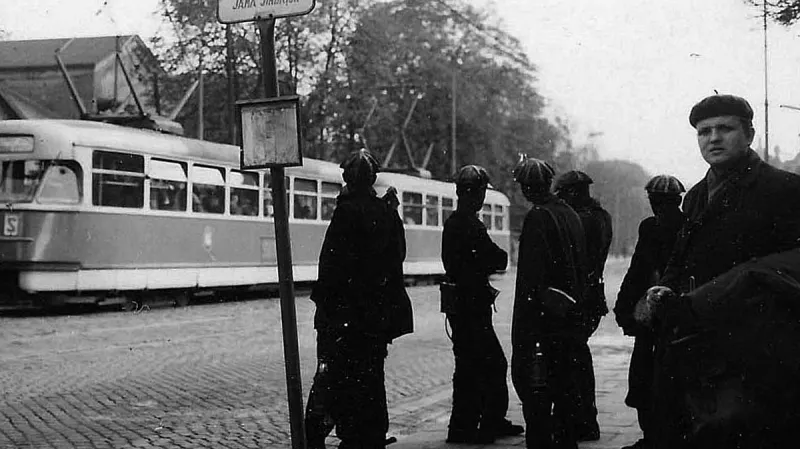 Tramvajová zastávka před dolem Jindřich - Ostrava před rokem 1989