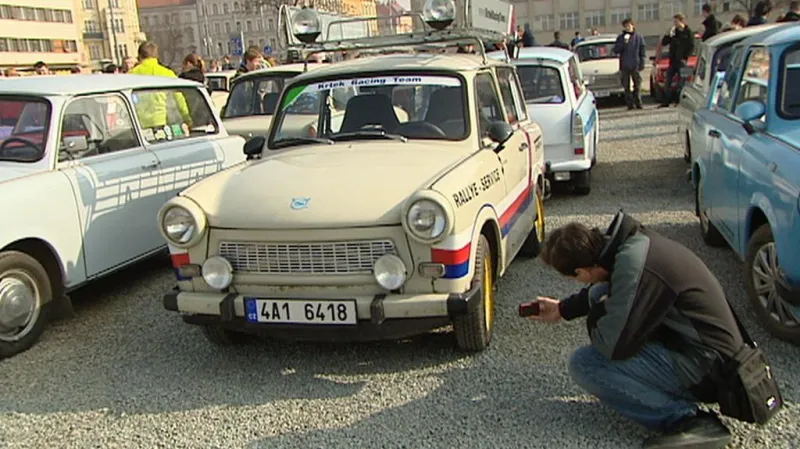 Sraz majitelů trabantů v Praze na Letné
