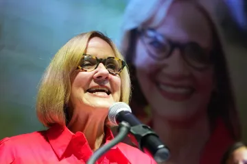 Po letech demokrat a poprvé žena. Miami má novou starostku