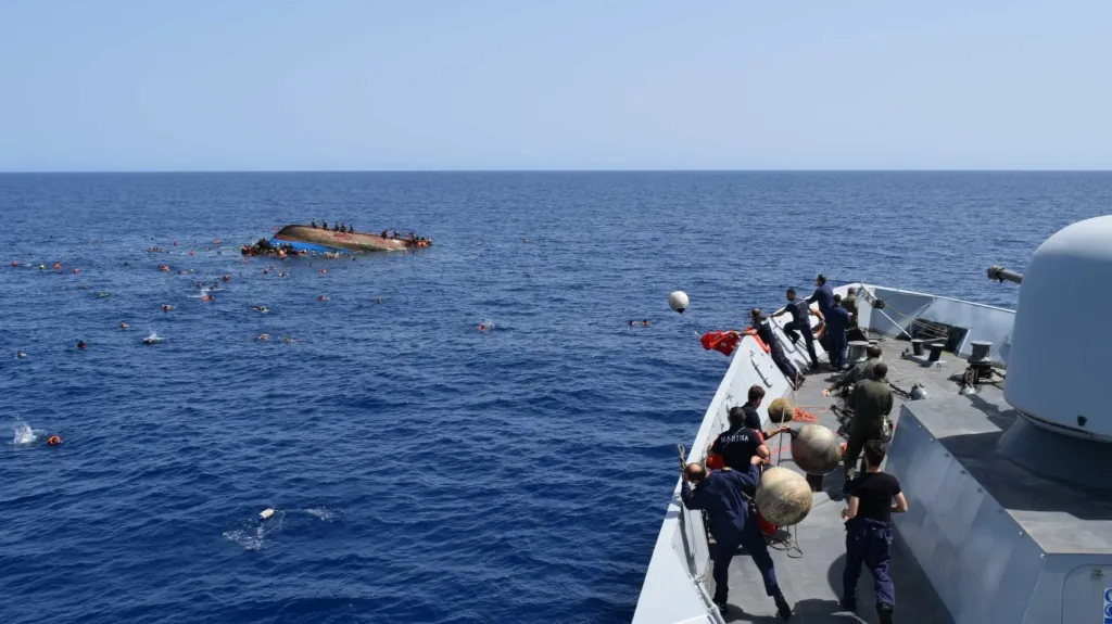 Dennodenně pobřežní stráž zachraňuje migranty