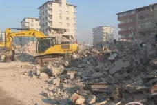 Lidé v Antakyi pohřešují přátele i 14 dní po zemětřesení. Většina budov je zde zničená, popisuje zpravodaj