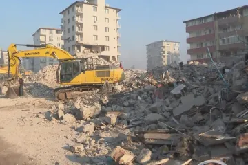 Lidé v Antakyi pohřešují přátele i 14 dní po zemětřesení. Většina budov je zde zničená, popisuje zpravodaj