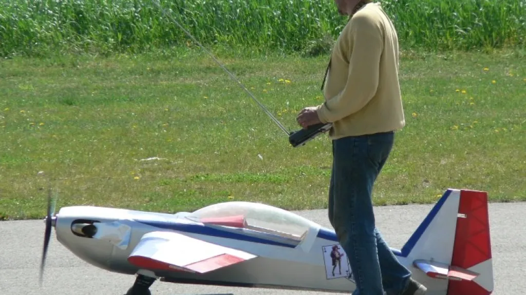 RC akrobatický model