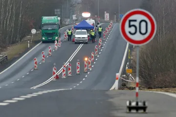 V pondělí přibyly téměř čtyři tisíce případů koronaviru. Německo ukončí stálé kontroly na hranicích s Českem