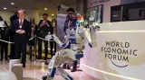 Účastníci fóra si prohlížejí multifunkčního humanoidního robota HUBO, jak předvádí své schopnosti před svým vynálezcem a vývojářem Oh Jun-Hoem, profesorem korejského Institutu pro vědu a technologie (KAIST) na setkání v roce 2016
