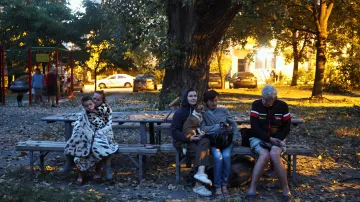 Obyvatelé ruským útokem poškozeného bytového domu v Kyjevě (7. září 2025)