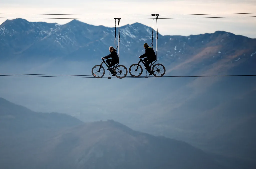 Turisté jezdí na takzvaném „Zippy Bike“ v lyžařském středisku Hautacam ve francouzském Beaucens