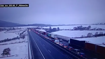 Dálnice D8 ve směru na Prahu, kde se po nehodách tvoří kolony (3. února 2026)