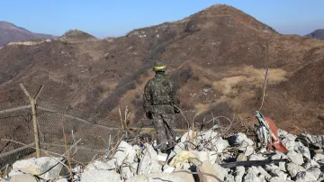 Jihokorejský voják na hranicích se Severní Koreou