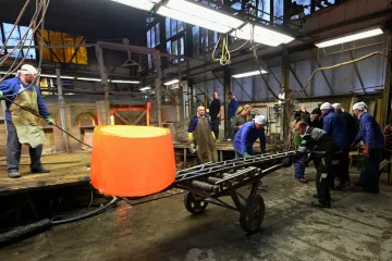 Skláři z Květné chtějí tavit pomocí slunce. Staré pánve tak musely pryč